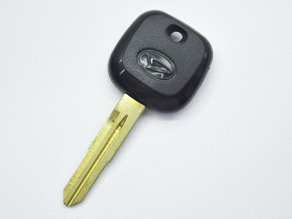 Корпус ключа з місцем під чіп Daihatsu Charade, Cuore, Terios та інші, лезо DH4R