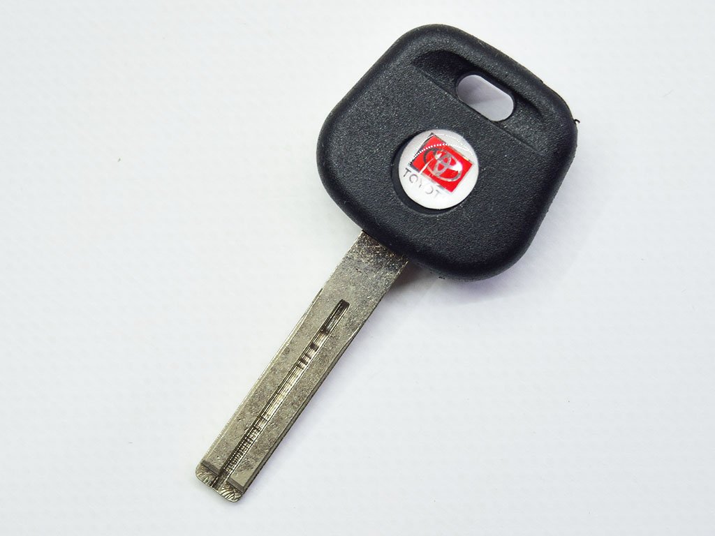 Корпус ключа з місцем під чіп Toyota Land Cruizer, Camry, Corolla та інші, лезо TOY48